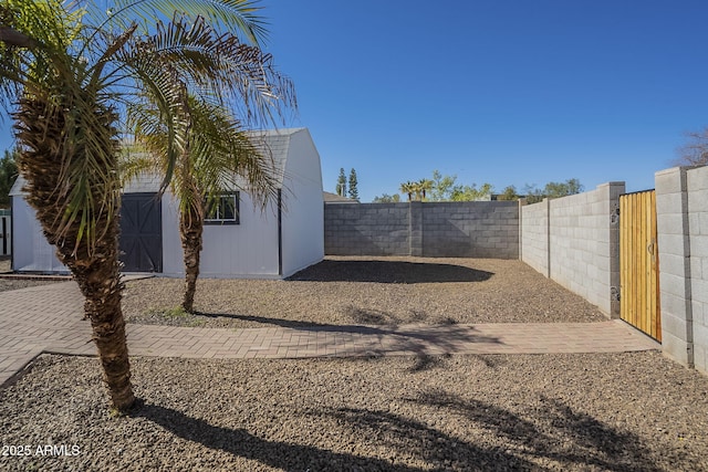 view of yard featuring an outdoor structure