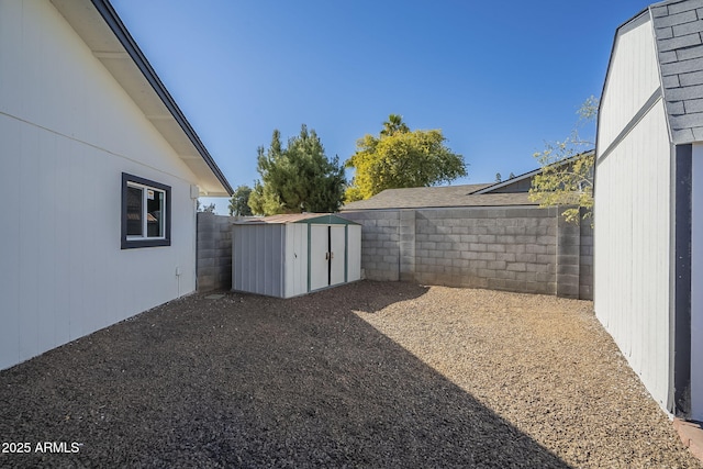 view of yard with a storage unit