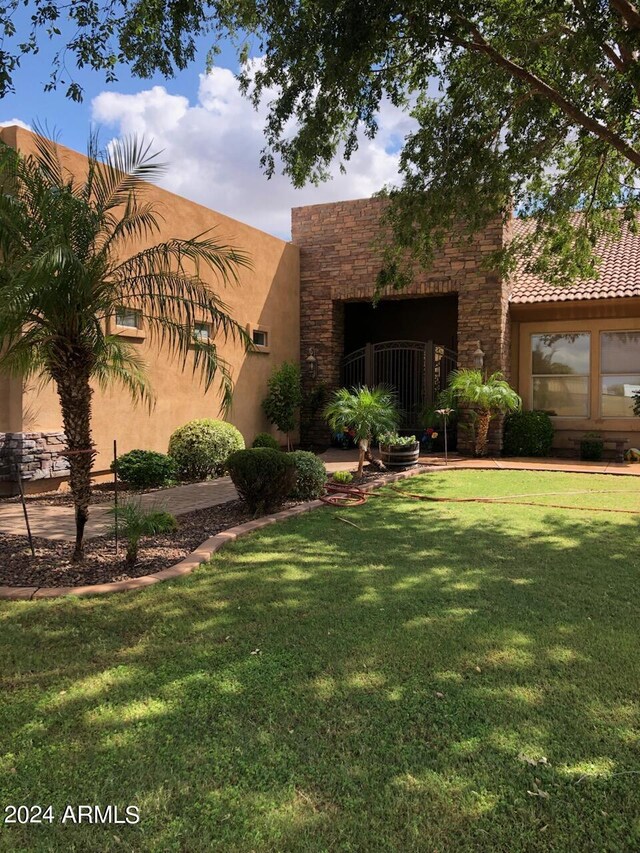 view of front facade featuring a front lawn