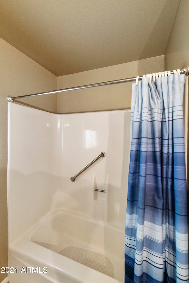 bathroom featuring shower / tub combo