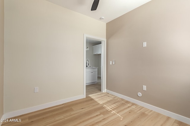 unfurnished room featuring light wood-type flooring and ceiling fan