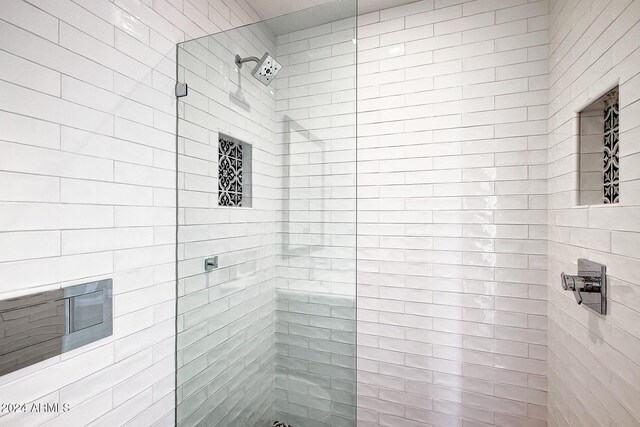 bathroom featuring tiled shower