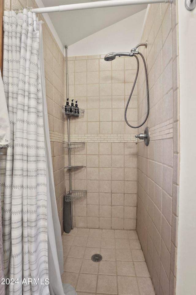 bathroom featuring a shower with shower curtain