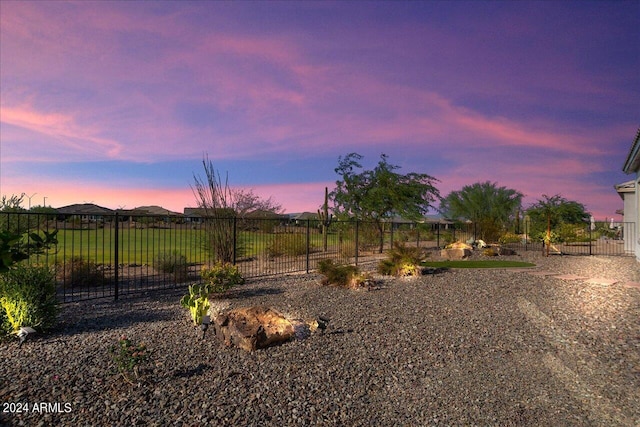 view of yard at dusk