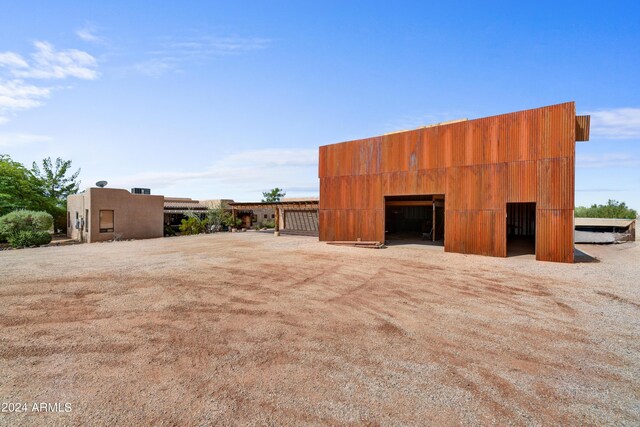 view of yard with an outdoor structure