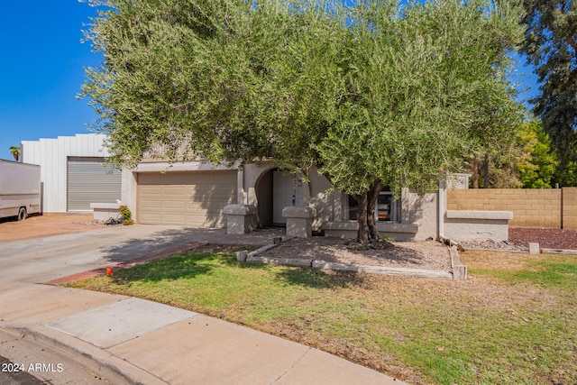 view of front of home featuring a garage and a front yard