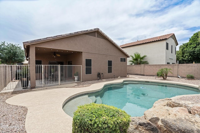 2834 E Devon Ct, Gilbert, AZ 85296 - view of swimming pool featuring a ceiling fan, a fenced backyard, and a patio area