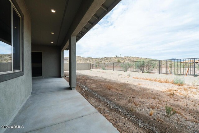 view of yard featuring a patio area