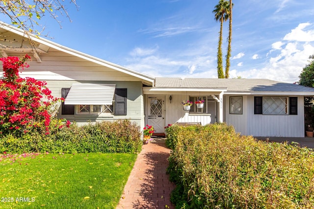 ranch-style house featuring a front lawn