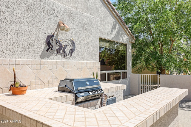 view of patio featuring an outdoor kitchen and grilling area