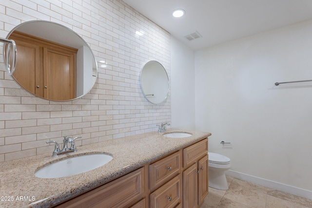 5539 E Dahlia Dr, Scottsdale, AZ 85254 - full bath featuring double vanity, baseboards, toilet, decorative backsplash, and recessed lighting