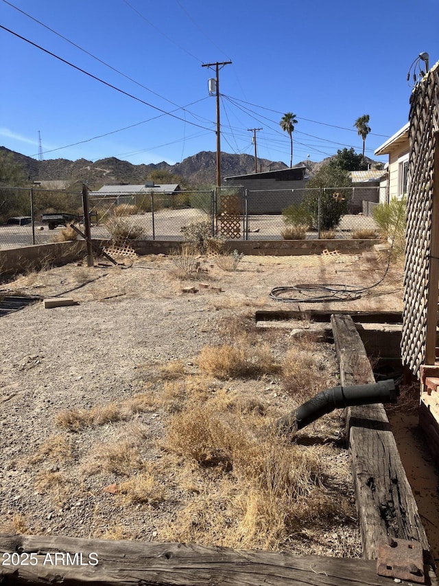 view of yard with a mountain view