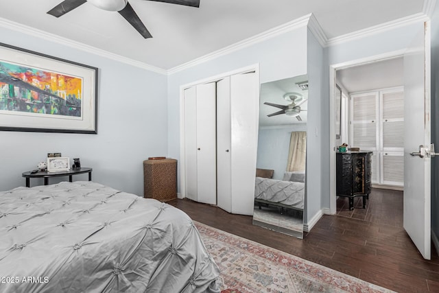 bedroom with ornamental molding, dark wood-type flooring, ceiling fan, and a closet