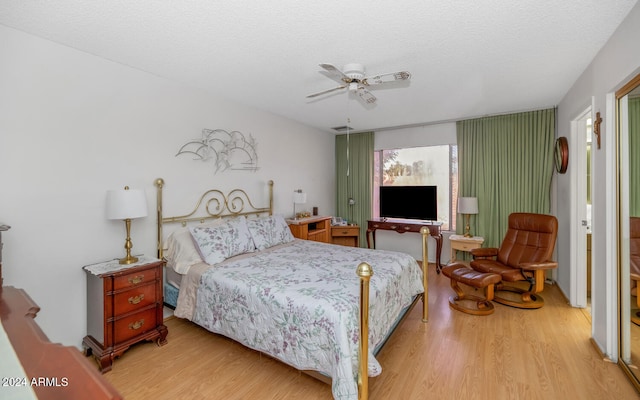 bedroom featuring a textured ceiling, light hardwood / wood-style floors, and ceiling fan