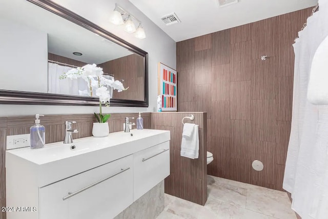 bathroom featuring vanity, a shower with shower curtain, and toilet