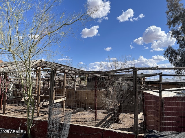 view of yard featuring an outbuilding
