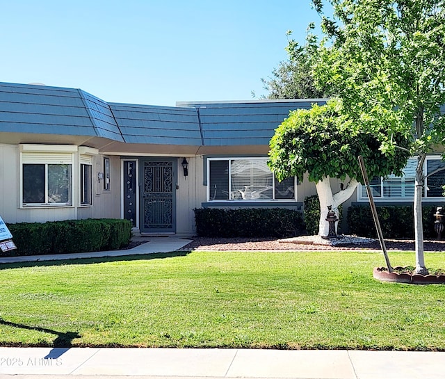 view of front of house featuring a front lawn