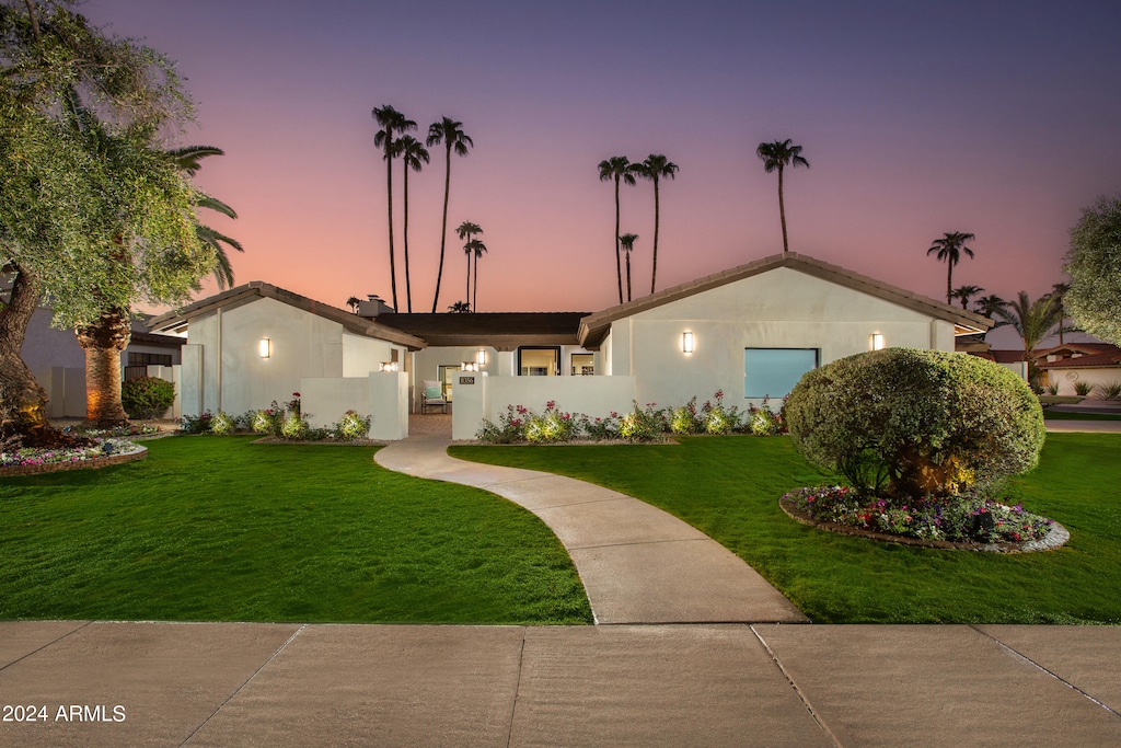 view of front of home featuring a lawn