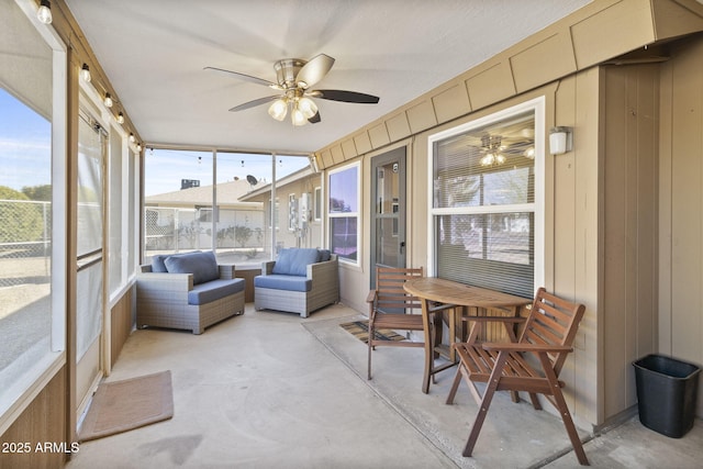 sunroom with ceiling fan