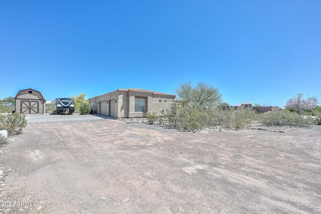 view of yard with a garage and an outdoor structure