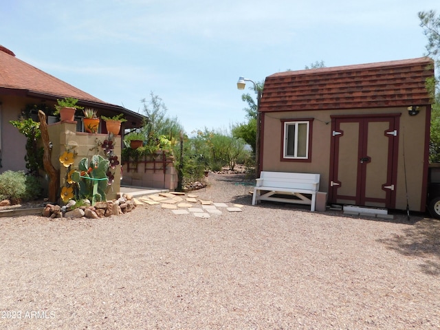 view of yard with an outdoor structure and a shed