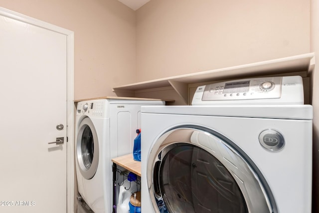 81 E Rock Wren Dr, San Tan Valley, AZ 85143 - laundry area featuring independent washer and dryer