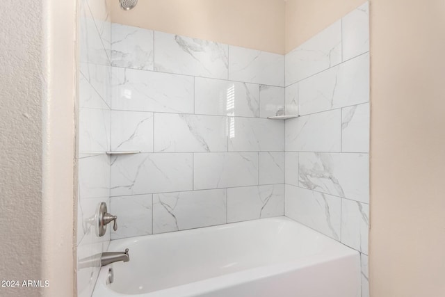 bathroom featuring tiled shower / bath combo