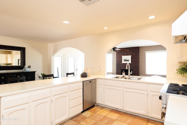 kitchen featuring stainless steel appliances, sink, ceiling fan, and kitchen peninsula