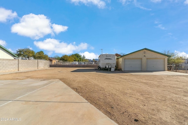 view of yard featuring an outbuilding and a garage