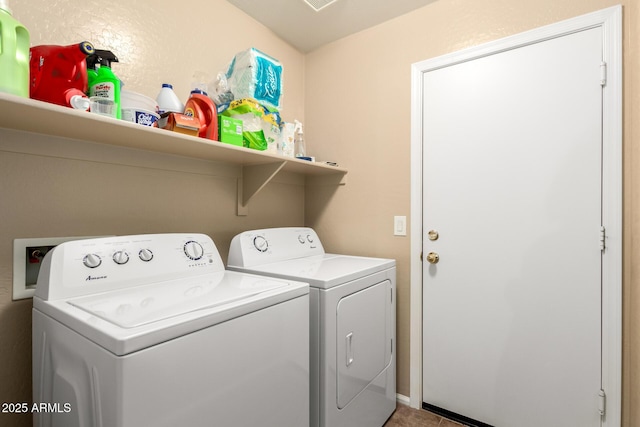 washroom featuring washing machine and clothes dryer