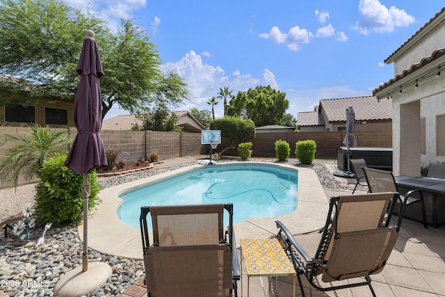 1072 W Windhaven Ave, Gilbert, AZ 85233 - view of pool with a hot tub, a patio area, and a fenced backyard