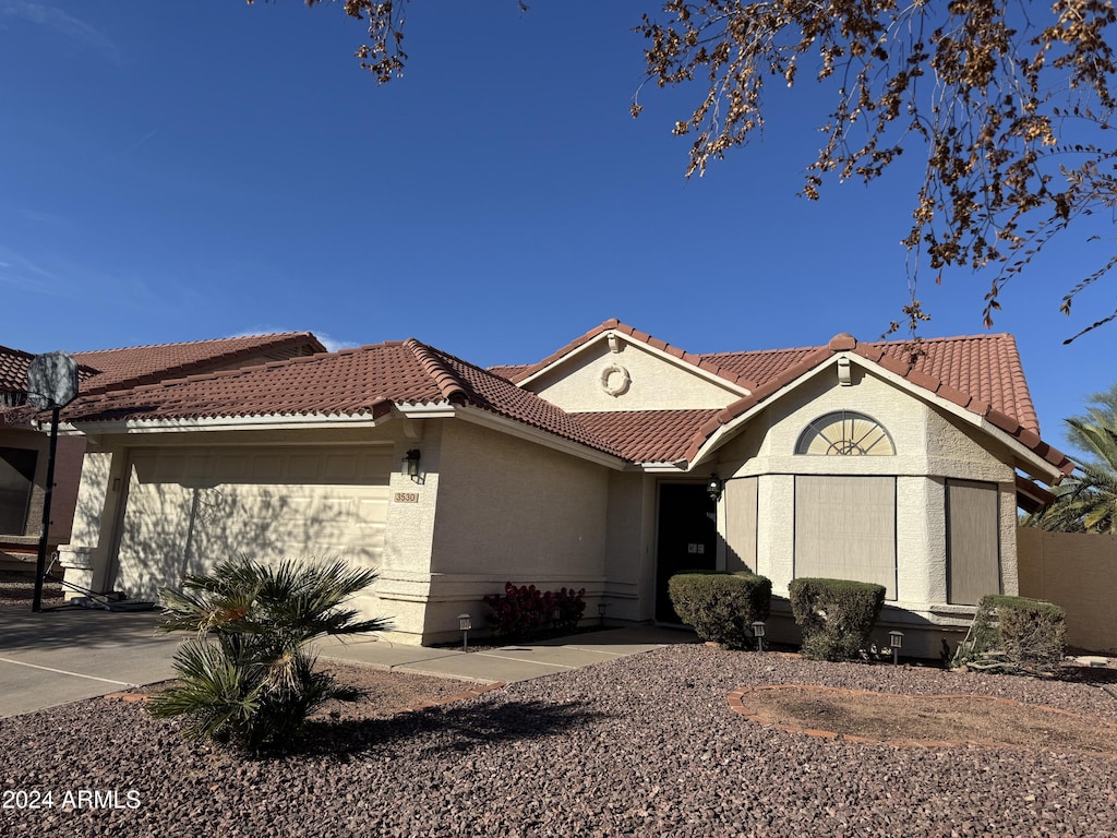 view of front facade with a garage