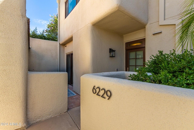 property entrance featuring stucco siding