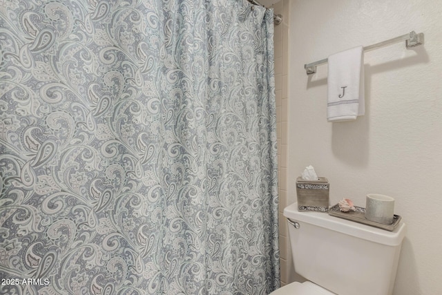 10410 N Cave Creek Rd Unit 2030, Phoenix, AZ 85020 - full bathroom with toilet and a shower with curtain