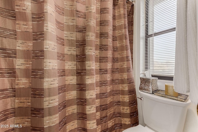 10410 N Cave Creek Rd Unit 2030, Phoenix, AZ 85020 - full bath with toilet, healthy amount of natural light, and a shower with curtain