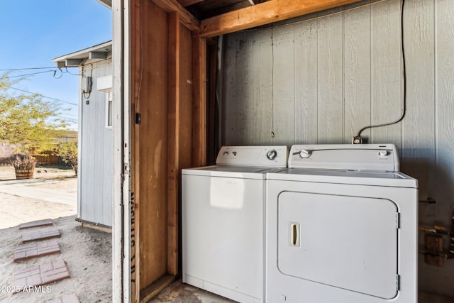 laundry room featuring a wealth of natural light and independent washer and dryer