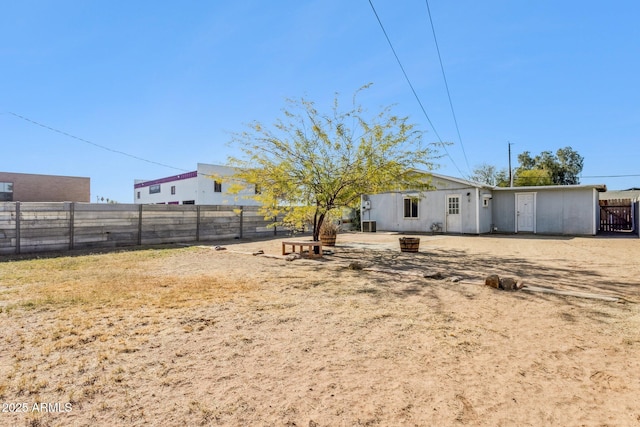 view of yard featuring a fire pit