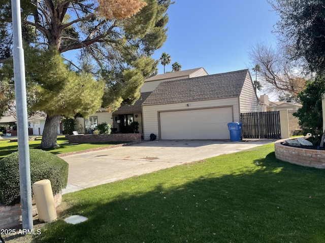 view of front facade featuring a garage and a front yard