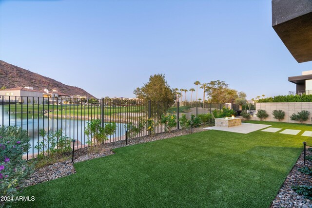 view of yard featuring a water view