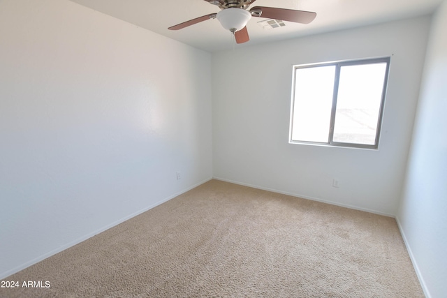 carpeted empty room featuring ceiling fan