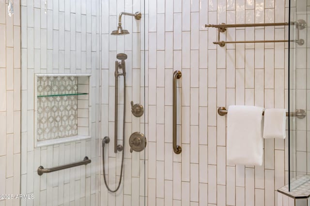 bathroom featuring a tile shower