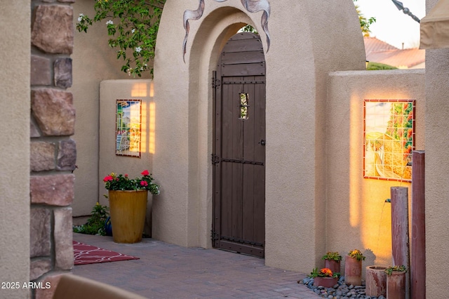 entrance to property with stucco siding