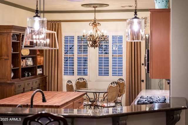 dining room featuring visible vents, an inviting chandelier, and crown molding