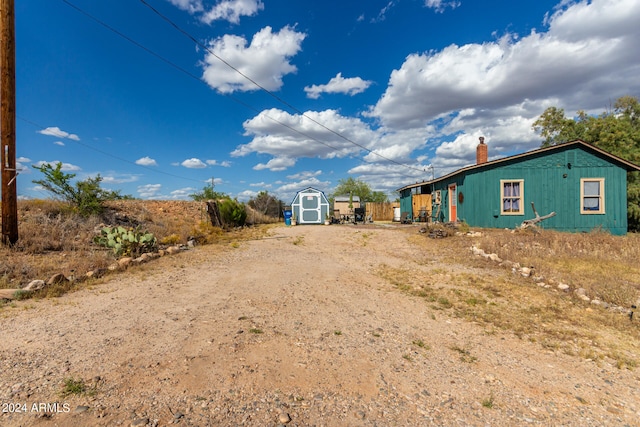 view of yard with a shed