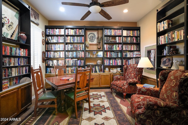 sitting room with ceiling fan