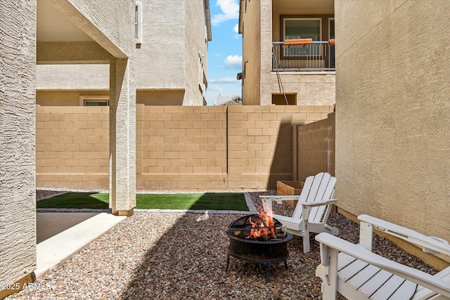 732 W Flintlock Way, Chandler, AZ 85286 - view of yard featuring a fire pit and fence