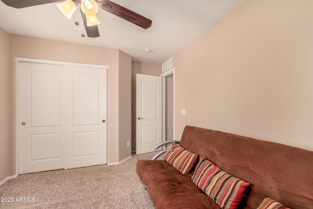 carpeted living room featuring ceiling fan