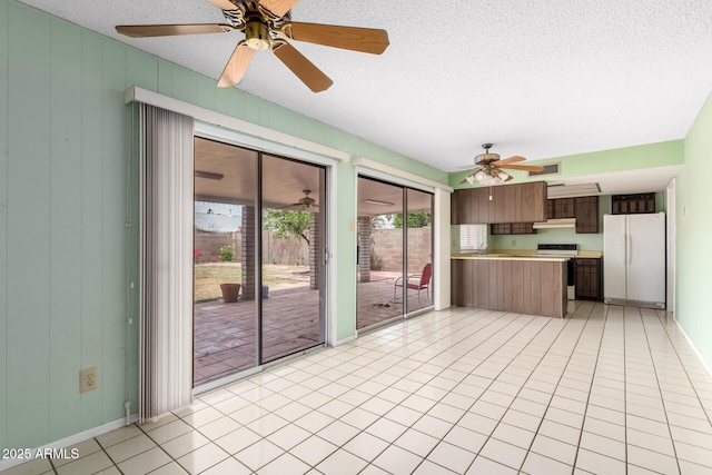 4062 W Mescal St, Phoenix, AZ 85029 - kitchen featuring freestanding refrigerator, range with electric stovetop, a textured ceiling, a ceiling fan, and a peninsula