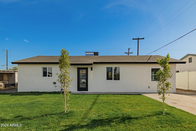 view of front of home featuring a patio and a front lawn