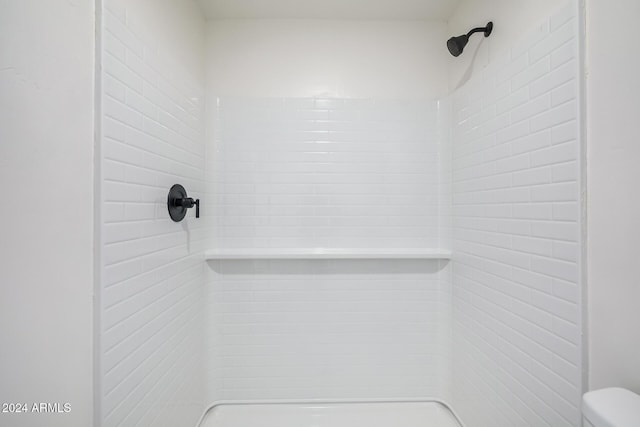 bathroom featuring tiled shower